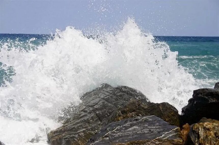 COE mantiene restricción para embarcaciones pequeñas en parte de la costa caribeña por fuerte oleaje