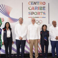 Ministro de Educación recibe antorcha de los XXV Juegos Centroamericanos y del Caribe Santo Domingo 2026