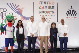 Ministro de Educación recibe antorcha de los XXV Juegos Centroamericanos y del Caribe Santo Domingo 2026