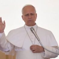 El papa almuerza con pobres y migrantes durante sus vacaciones en Castel Gandolfo