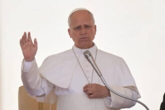El papa almuerza con pobres y migrantes durante sus vacaciones en Castel Gandolfo