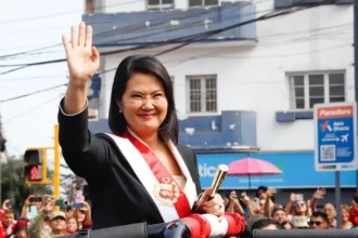 Keiko Fujimori preside el tradicional desfile por la independencia de Perú ante miles de personas