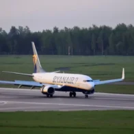 Macedonia investigará el vuelo en el que pasajero fue succionado tras romperse una ventanilla