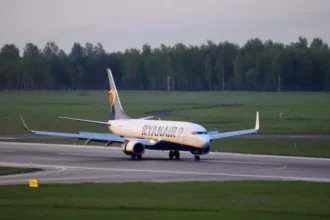 Macedonia investigará el vuelo en el que pasajero fue succionado tras romperse una ventanilla