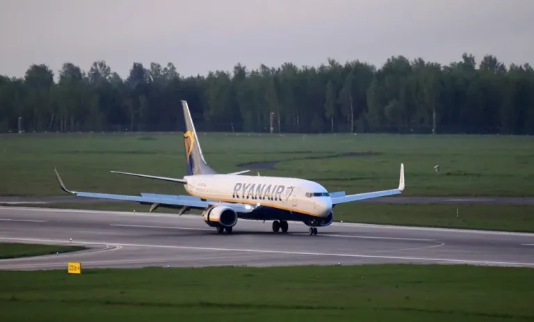 Macedonia investigará el vuelo en el que pasajero fue succionado tras romperse una ventanilla