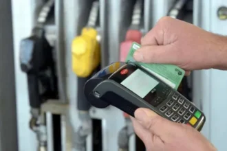 Pagos con tarjeta en estaciones de combustibles.
