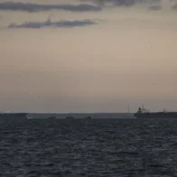 Un muerto y ocho heridos en un ataque a petroleros de Emiratos Árabes atribuido a Irán