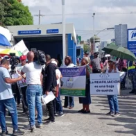 Maestros pensionados protestan frente al Inabima por descuentos al Seguro de Sobrevivencia