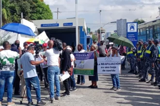 Maestros pensionados protestan frente al Inabima por descuentos al Seguro de Sobrevivencia