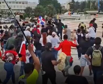 Bajo la consigna "No a la Ley Mordaza", cientos de personas protestan contra artículos nuevo Código Penal en la Plaza de la Bandera