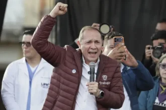 Ordenan arrestar por cinco días al ministro de Trabajo de Colombia por desacato de una tutela