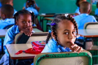 Casi nueve de cada 10 niños dominicanos de 5 años o más saben leer y escribir, según ENHOGAR 2025