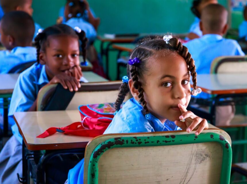 Casi nueve de cada 10 niños dominicanos de 5 años o más saben leer y escribir, según ENHOGAR 2025