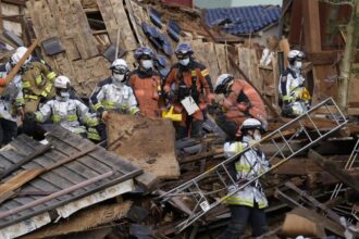 Elevan a 35 los muertos tras el terremoto en Japón mientras sigue la búsqueda de atrapados