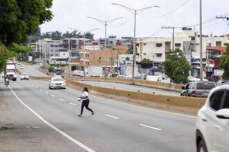 Cierran esta noche tramo del km 10½ de la Autopista Las Américas por trabajos en nuevo puente peatonal