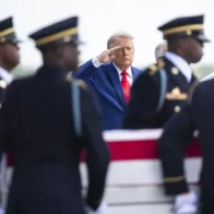 Donald Trump recibe con honores los restos de los cuatro militares muertos en Jordania e Irak