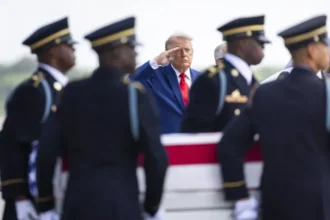 Donald Trump recibe con honores los restos de los cuatro militares muertos en Jordania e Irak