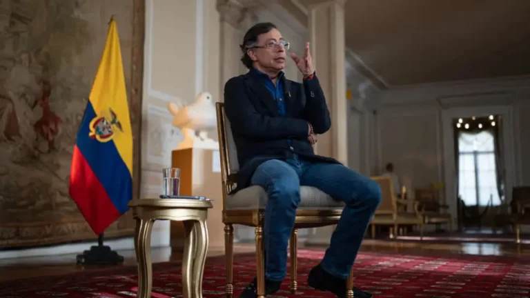 Petro devela su retrato en galería de expresidentes de Colombia a días de dejar el cargo