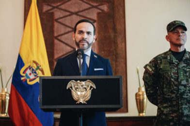 Presidente de Colombia ordena operativos contra migrantes en situación irregular