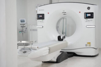 SNS entrega tomógrafo de última generación al Hospital Provincial Nuestra Señora de Regla en Baní