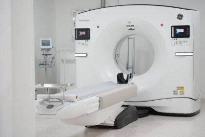 SNS entrega tomógrafo de última generación al Hospital Provincial Nuestra Señora de Regla en Baní