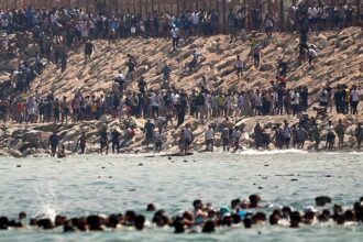 Gobierno español asegura que han vuelto 70.000 de las 72.000 personas que llegaron a Ceuta