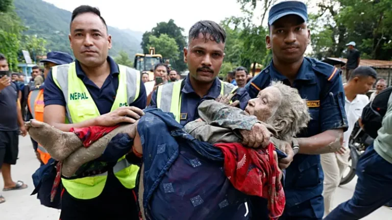 Avalancha en Nepal y Tíbet deja más de 150 muertos y cientos de desaparecidos