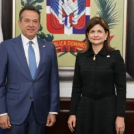 La vicepresidenta de la República, Raquel Peña, juramentó este lunes a Víctor “Ito” Bisonó como nuevo ministro de Relaciones Exteriores.