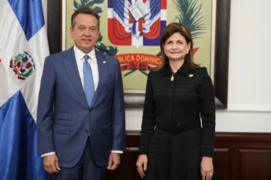 La vicepresidenta de la República, Raquel Peña, juramentó este lunes a Víctor “Ito” Bisonó como nuevo ministro de Relaciones Exteriores.