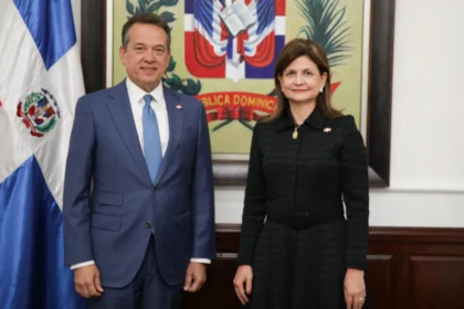 La vicepresidenta de la República, Raquel Peña, juramentó este lunes a Víctor “Ito” Bisonó como nuevo ministro de Relaciones Exteriores.