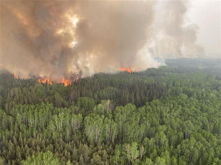 Costa Rica envía 102 bomberos a Canadá para ayudar a combatir los incendios forestales