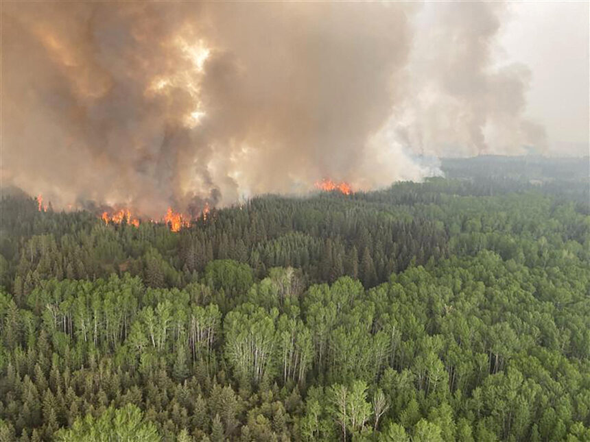 Costa Rica envía 102 bomberos a Canadá para ayudar a combatir los incendios forestales