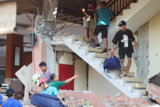 El terremoto causa 68 muertos y cerca de 10.000 desplazados en Indonesia