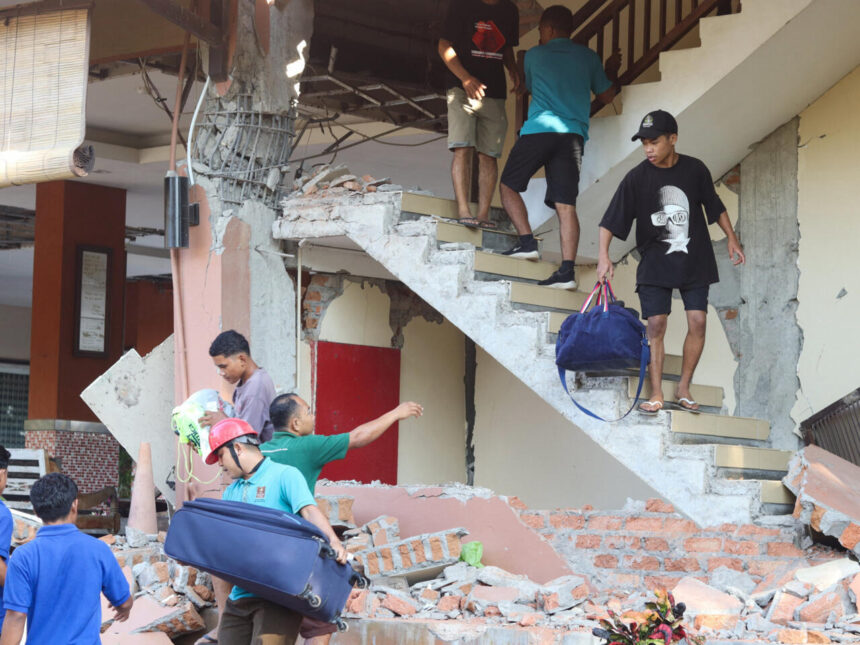 El terremoto causa 68 muertos y cerca de 10.000 desplazados en Indonesia