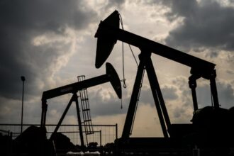 El petróleo volvió a caer: cedió 2,15% y cerró debajo de USD 90 ante el aumento del suministro desde Medio Oriente