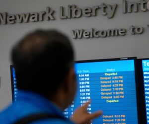 Trece heridos, tres graves, tras chocar un autobús contra un muro en aeropuerto de Newark