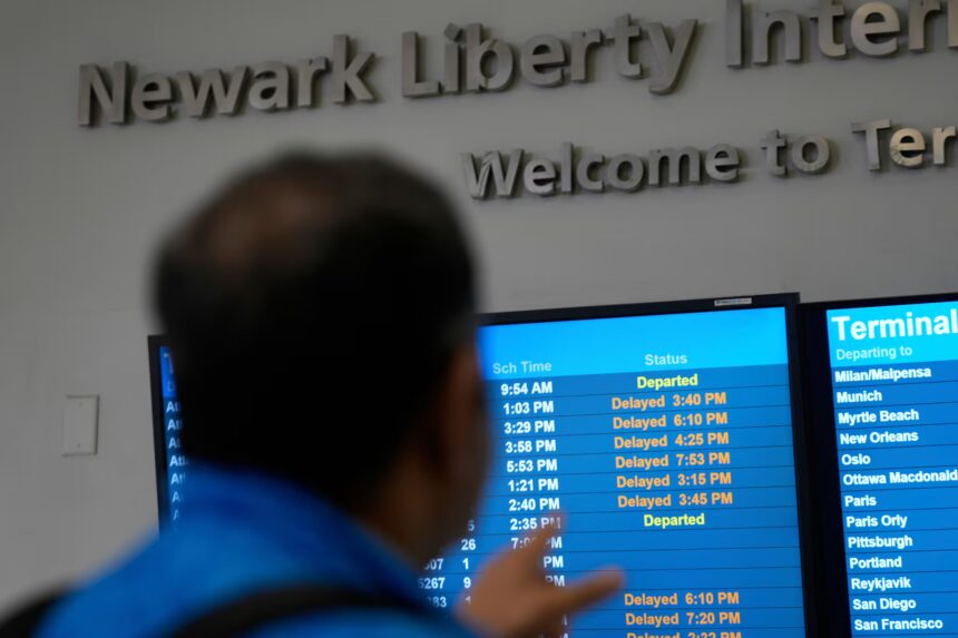 Trece heridos, tres graves, tras chocar un autobús contra un muro en aeropuerto de Newark