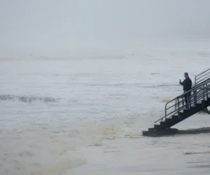 El huracán Lala se debilita a tormenta tropical tras azotar Hawái sin tocar tierra