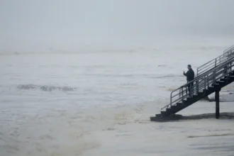 El huracán Lala se debilita a tormenta tropical tras azotar Hawái sin tocar tierra