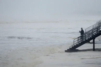 El huracán Lala se debilita a tormenta tropical tras azotar Hawái sin tocar tierra