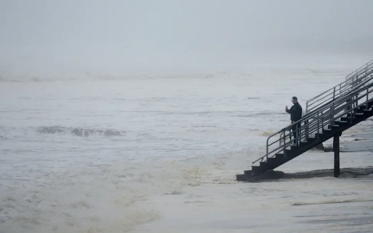 El huracán Lala se debilita a tormenta tropical tras azotar Hawái sin tocar tierra