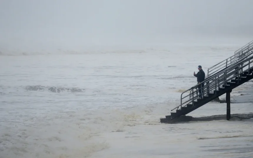 El huracán Lala se debilita a tormenta tropical tras azotar Hawái sin tocar tierra