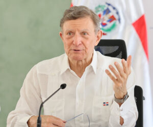 Abinader designa a Roberto Álvarez embajador emérito tras su salida de Cancillería