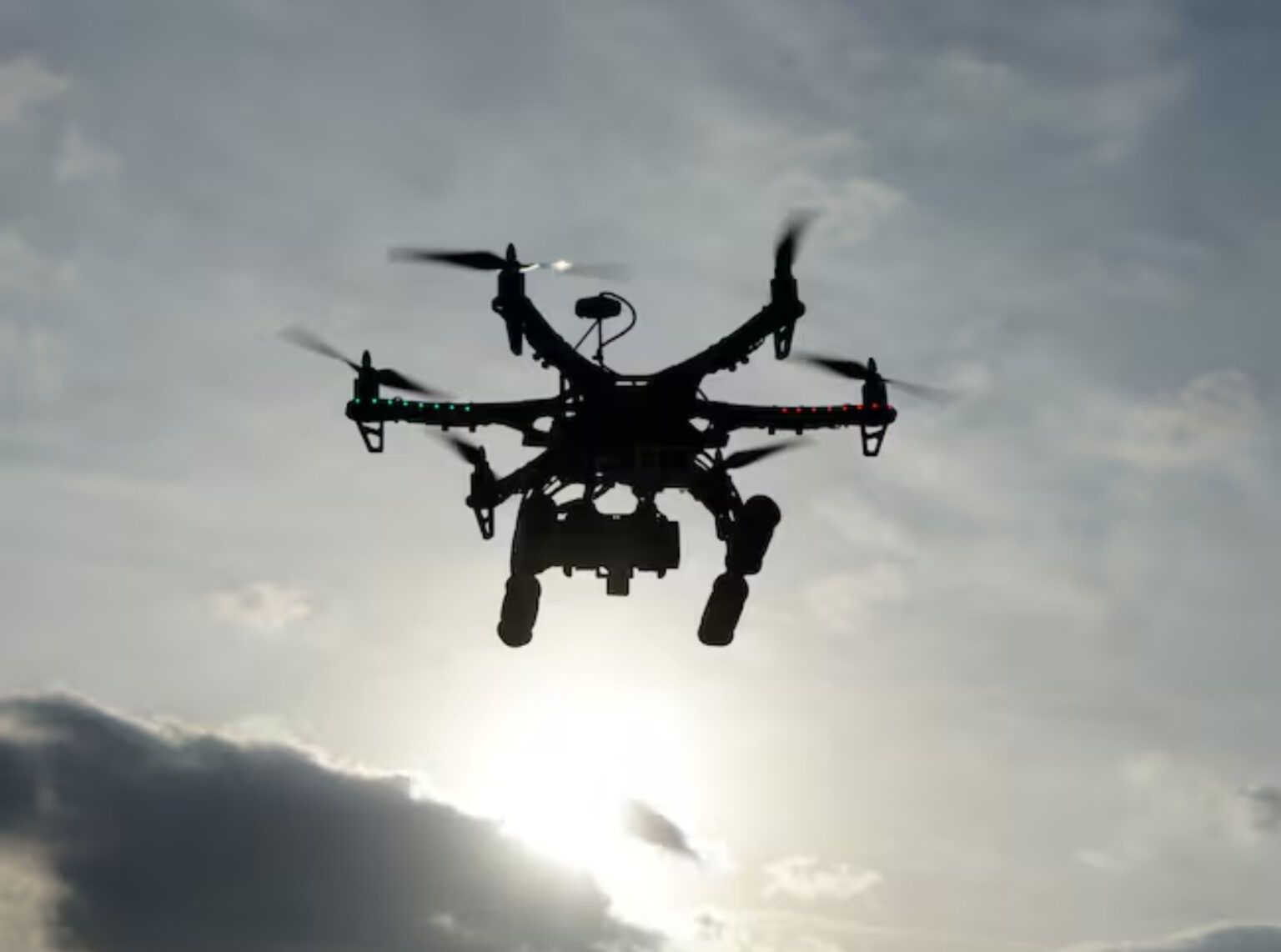 Un militar colombiano muerto y dos heridos en ataque con explosivos lanzados desde drones