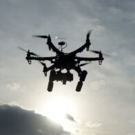 Un militar colombiano muerto y dos heridos en ataque con explosivos lanzados desde drones