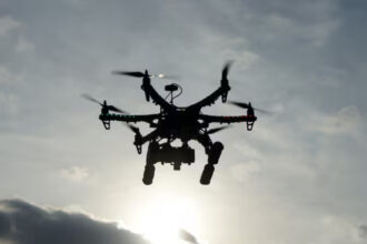 Un militar colombiano muerto y dos heridos en ataque con explosivos lanzados desde drones