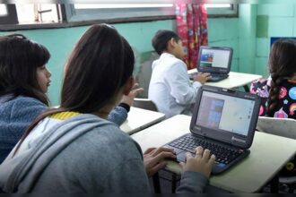 Panamá invierte 26,6 millones de dólares en 54.000 portátiles con IA para profesores