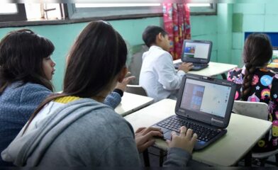 Panamá invierte 26,6 millones de dólares en 54.000 portátiles con IA para profesores