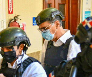 Santiago Hazim llega cojeando a audiencia donde se conocerá prórroga solicitada por el MP