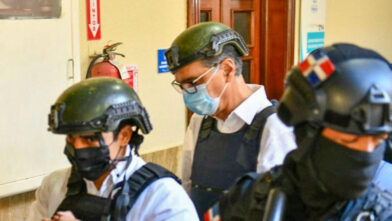 Santiago Hazim llega cojeando a audiencia donde se conocerá prórroga solicitada por el MP
